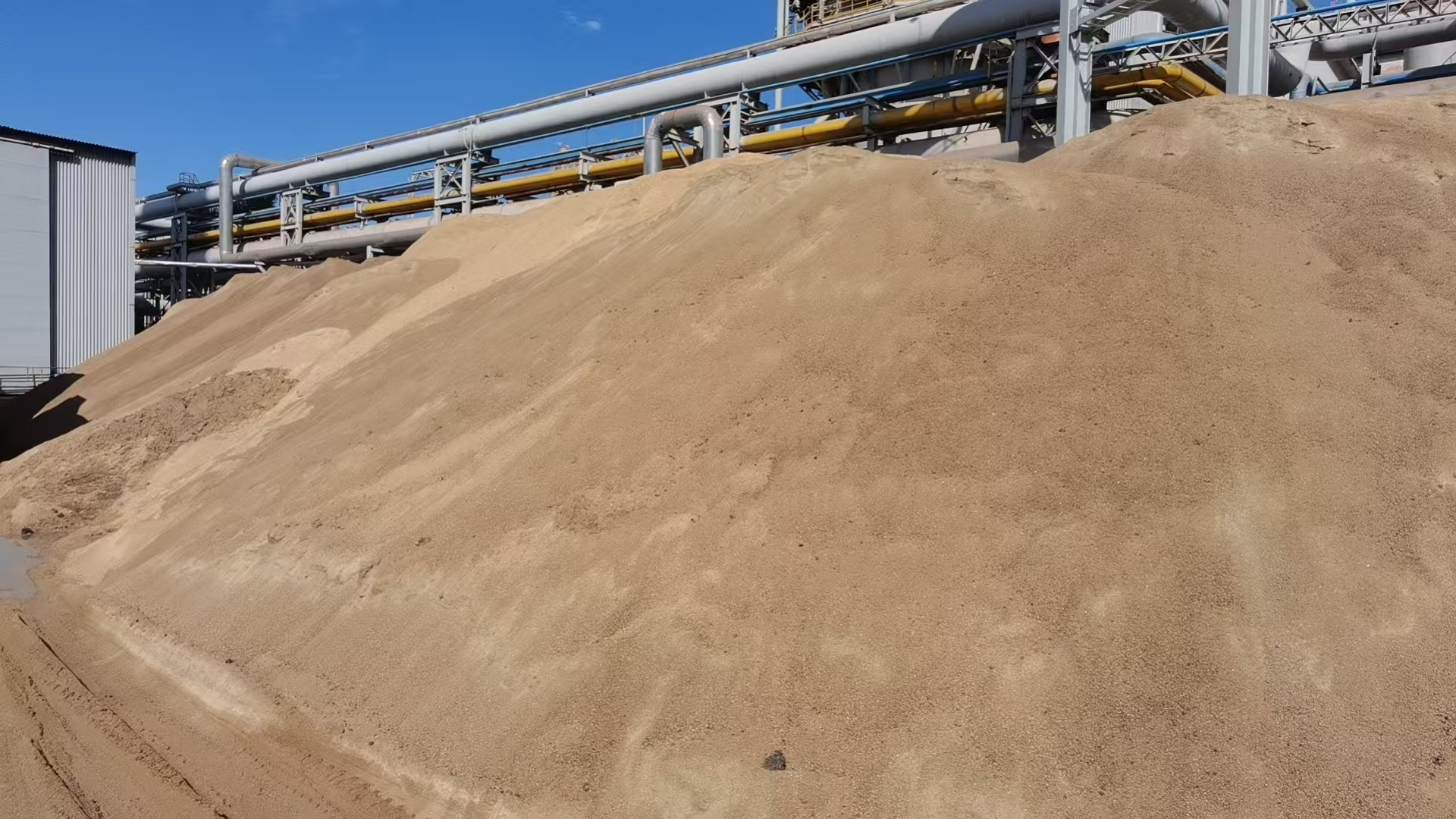 Dry bulk vessel loading slag materials at Red Sea port for African export