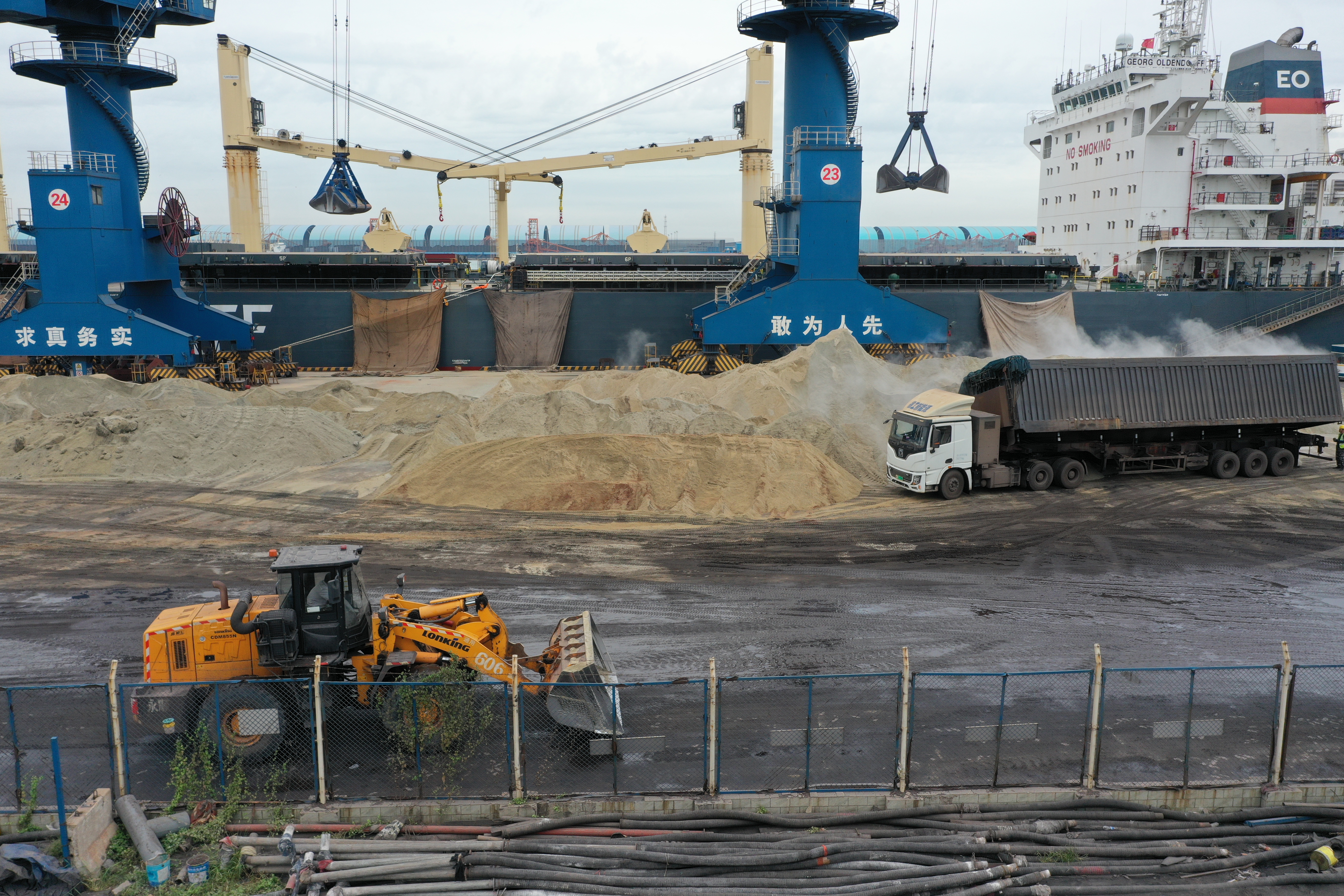 Bulk terminal, vessel loading plan and freight-linked pricing workflow for cementitious materials