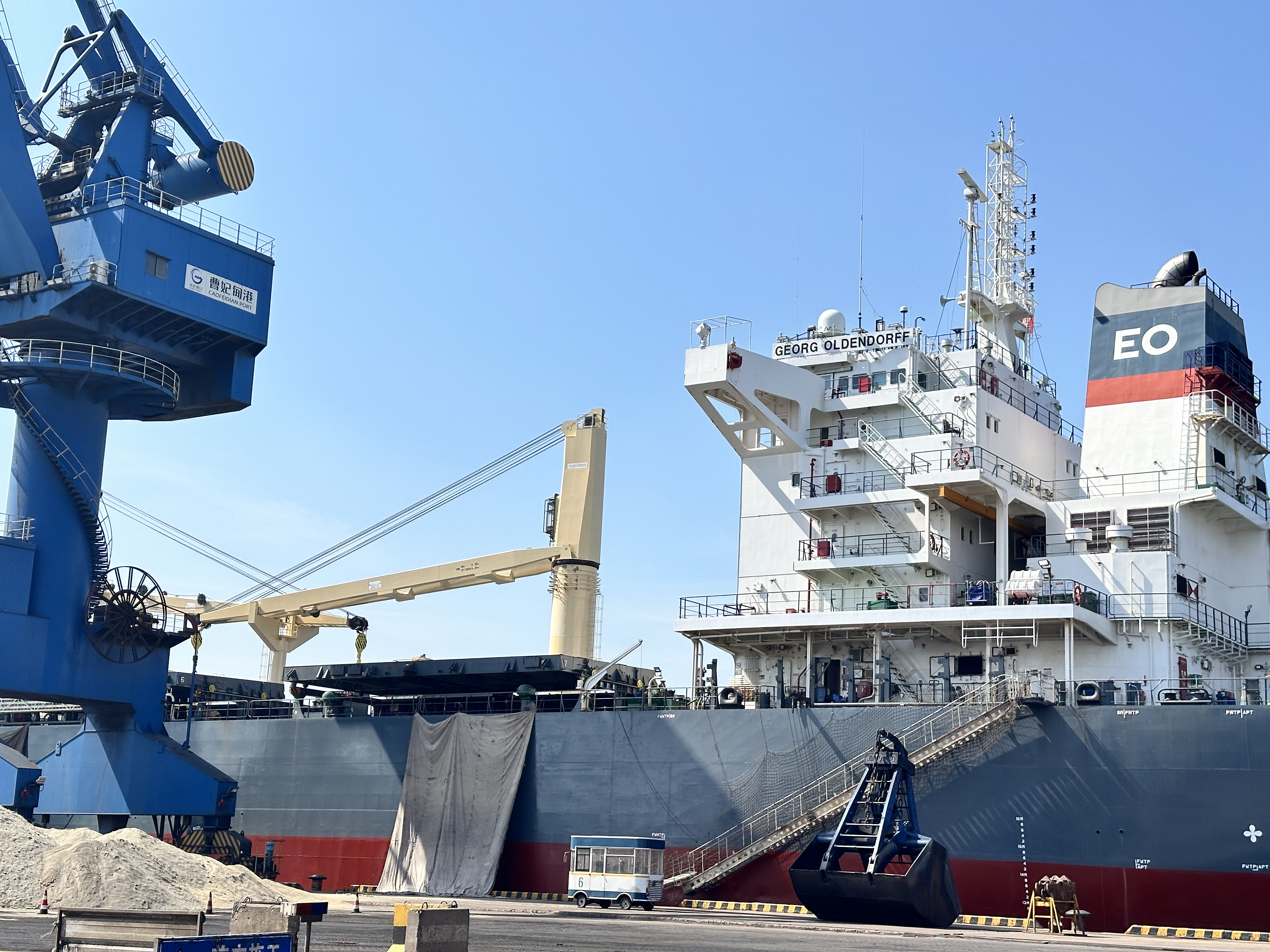 Bulk vessel illustrating cross-border clinker trade flows