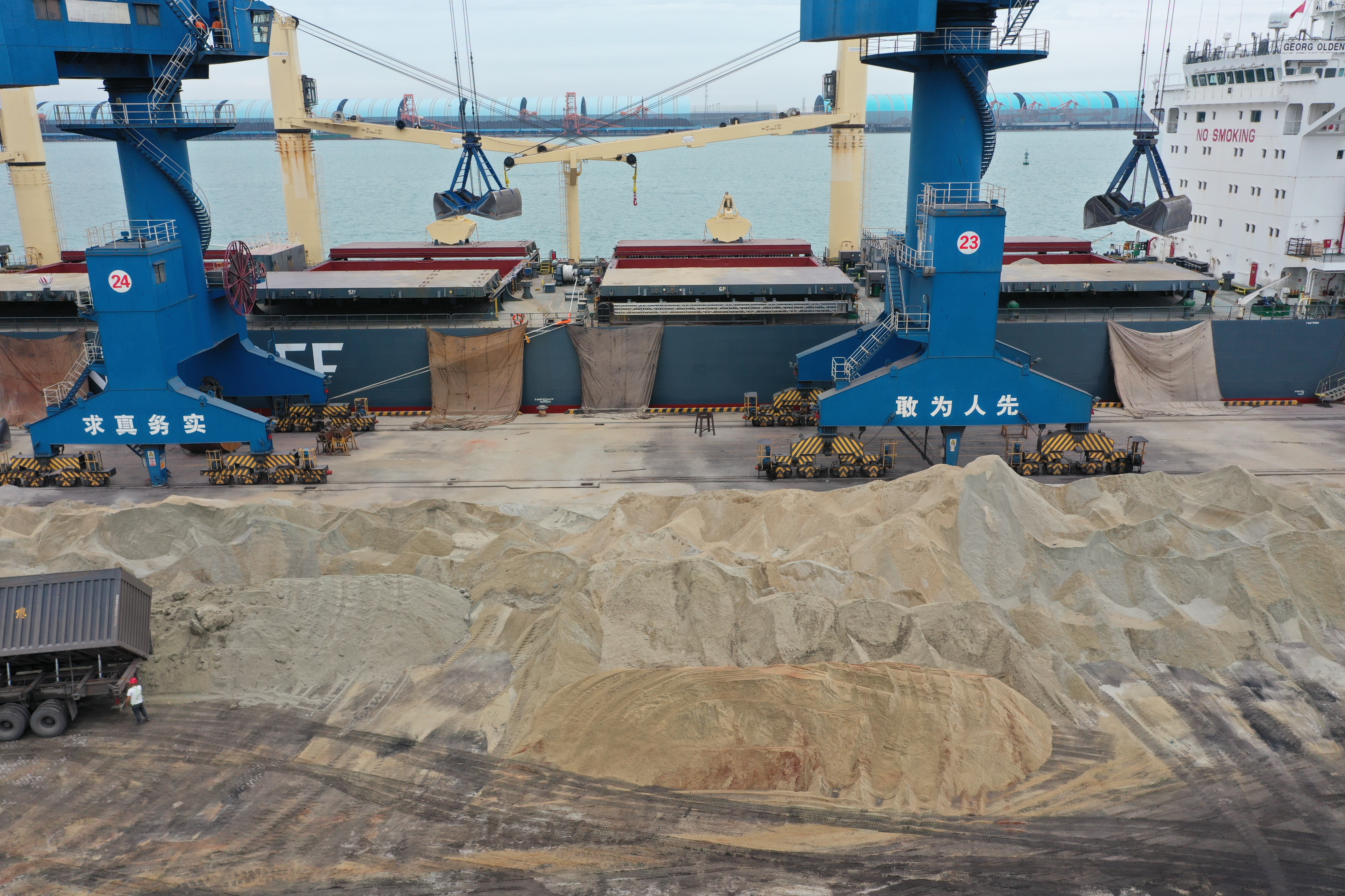 Port loading operation for bulk cementitious cargo